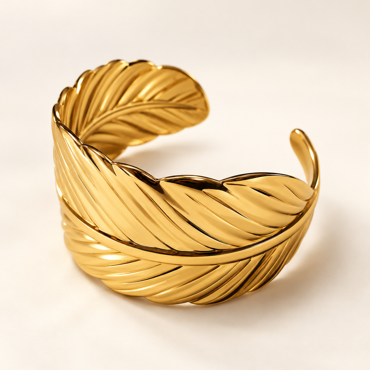 Bracelet Plume doré vue principale sur fond clair.