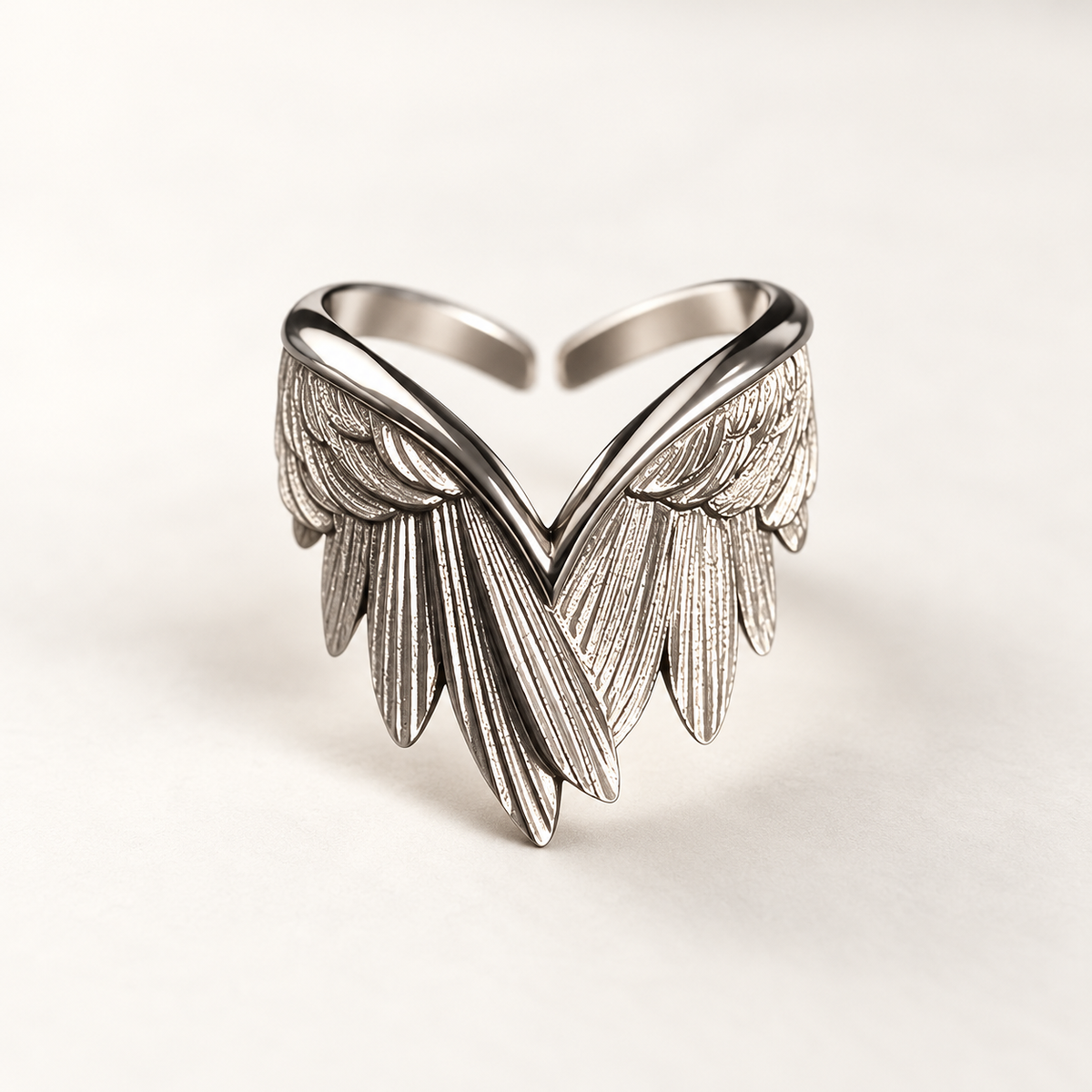 Bague Ailes d’ange argentée, vue de face sur fond clair.