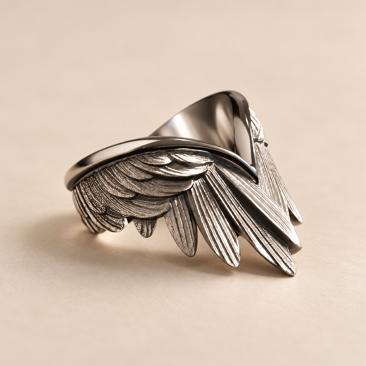 Bague Ailes d’ange argentée, vue de côté sur fond beige.