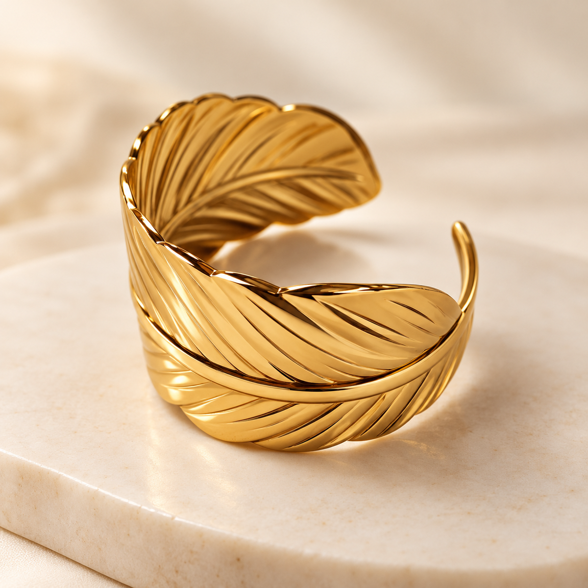 Bracelet Plume doré — sur support ivoire.