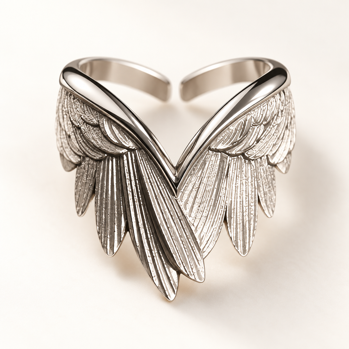 Vue rapprochée de la bague Ailes d’ange et de son ouverture ajustable.