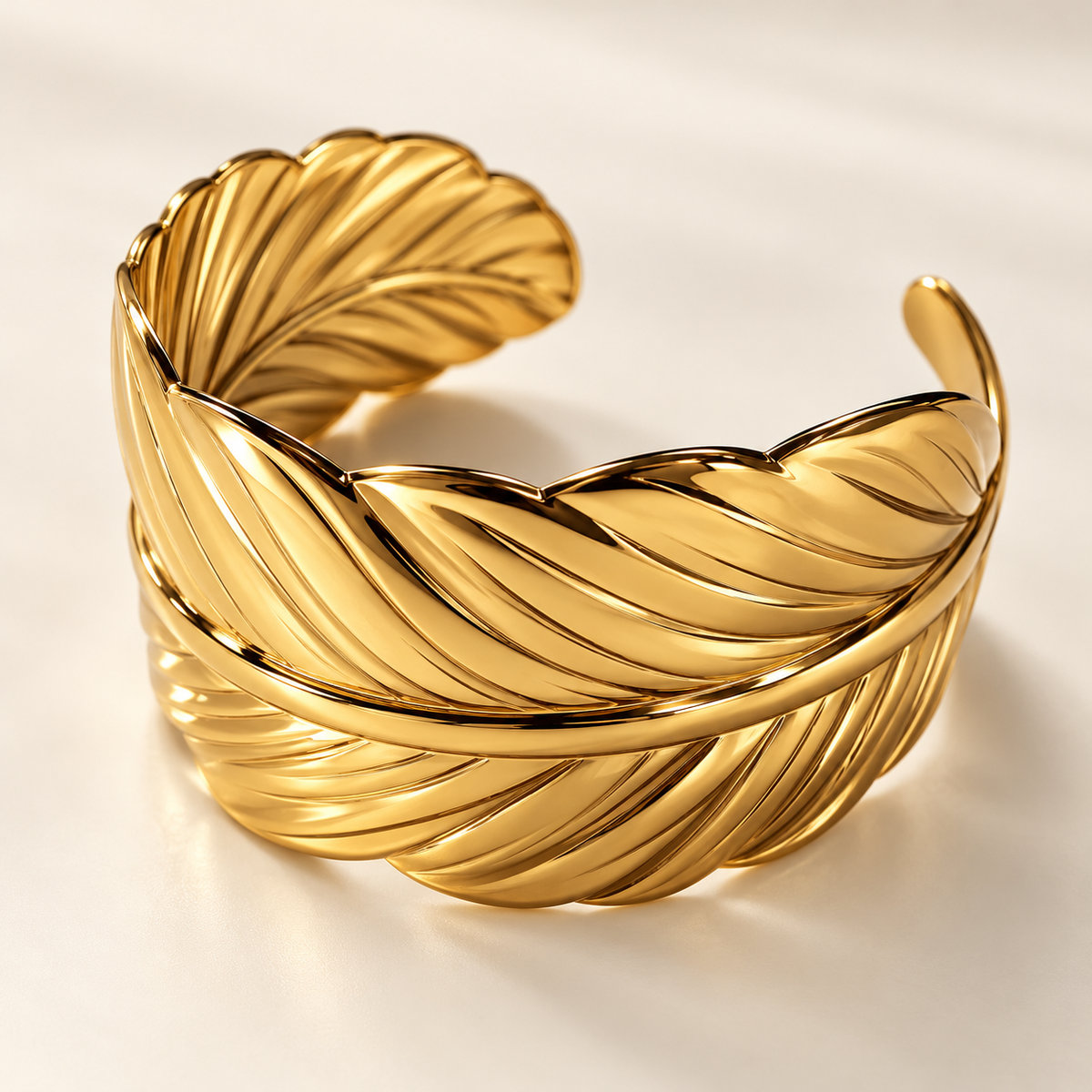 Bracelet Plume doré — vue rapprochée.
