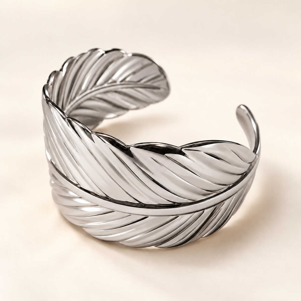 Bracelet Plume argenté — sur support ivoire.