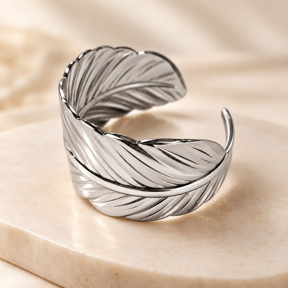 Bracelet Plume argenté — vue rapprochée.