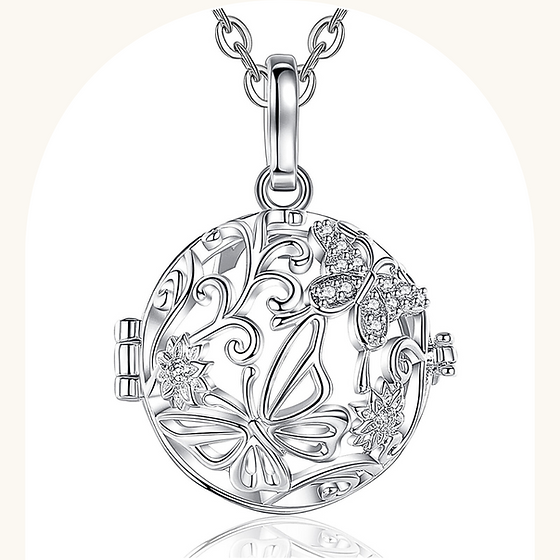 Pendentif Le papillon — modèle de l’ensemble cadeau à 88 $.