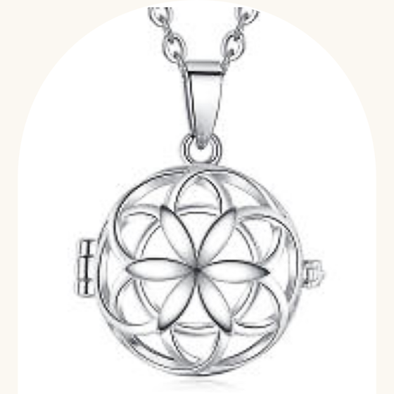 Pendentif Fleur de vie — modèle de l’ensemble cadeau à 88 $.