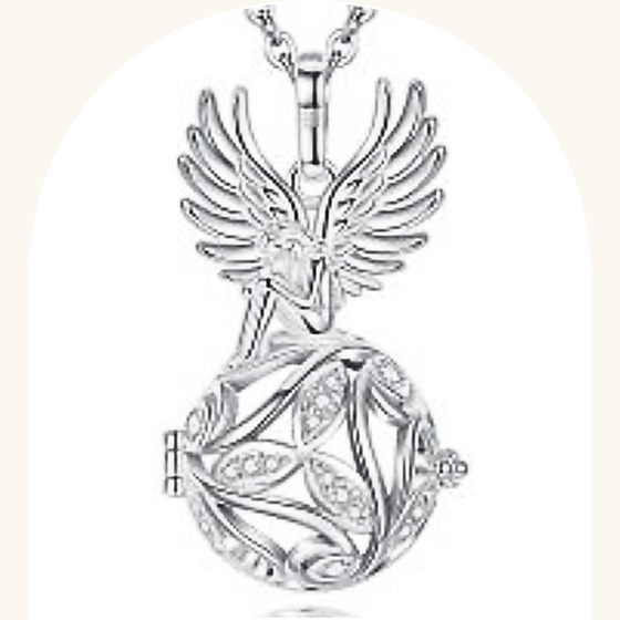 Pendentif L'ange qui veille sur moi — modèle de l’ensemble cadeau à 88 $.